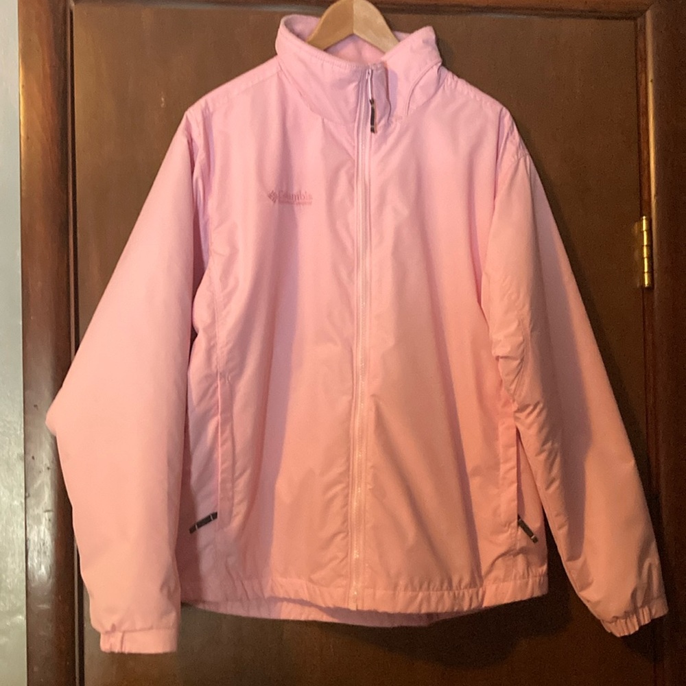Columbia XL Women’s Pink Jacket with nylon shell and fleece inside